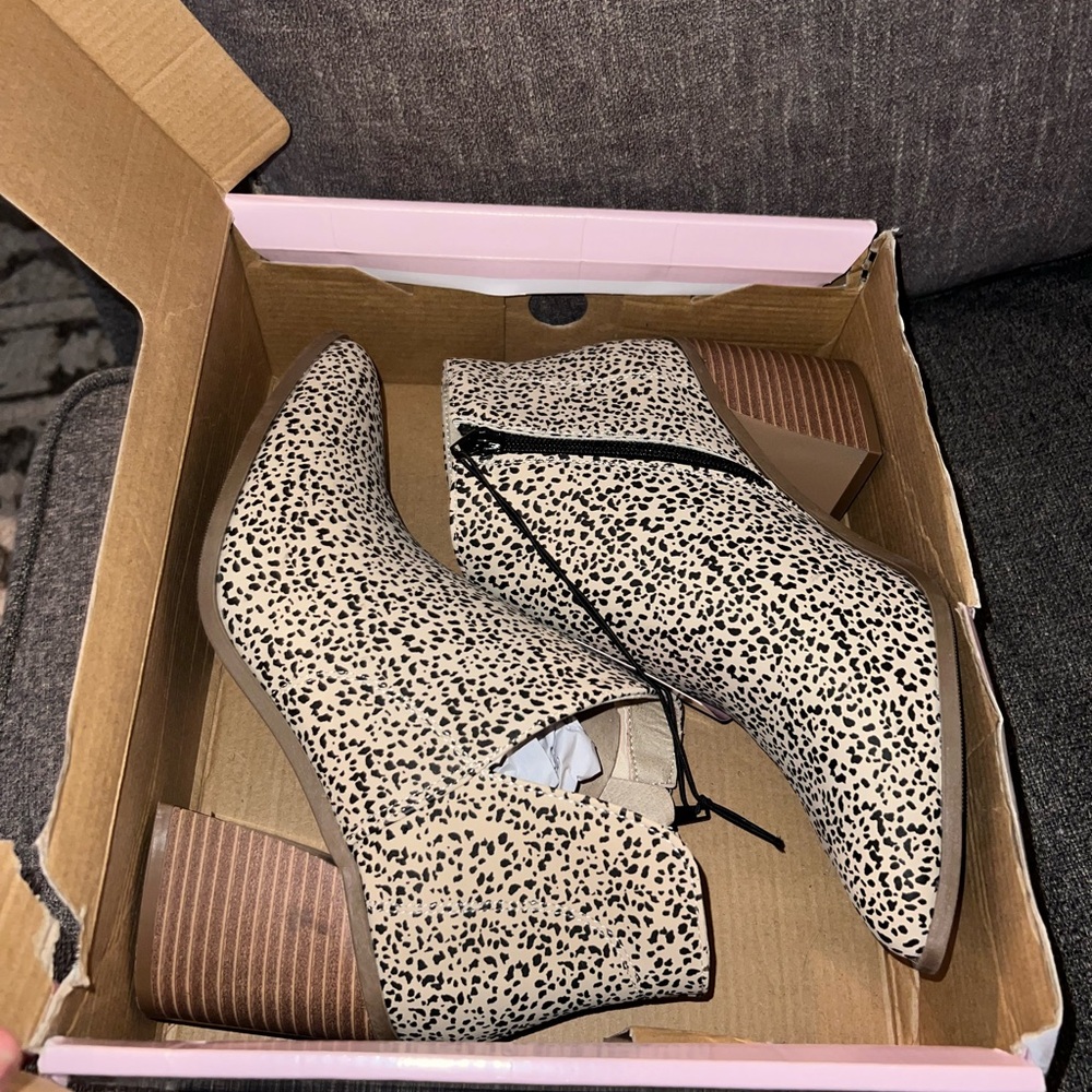 Serra Women's Black and Cream Ankle Boots - Picture 6 of 6